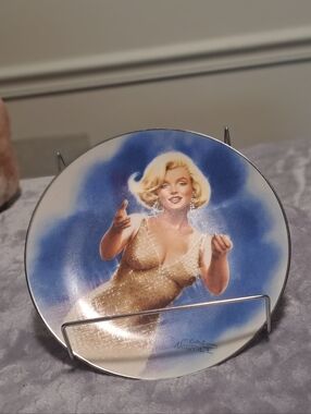 Collectible Marilyn Monroe Decorative Plate in Gold Dress With display rack.
